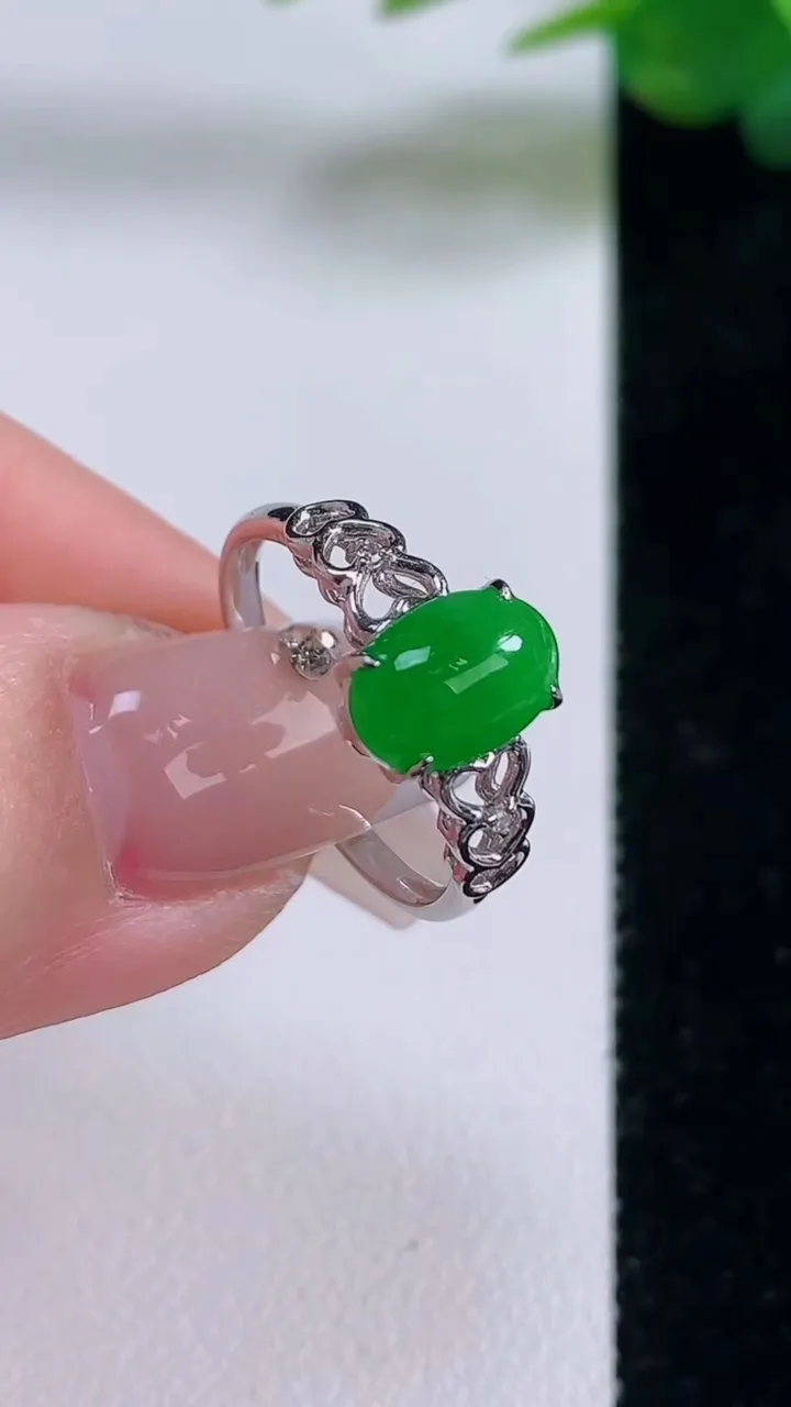 天然A货翡翠蛋面戒指，尺寸17.6-8.8-6-5.2，重量:2.27g2025年12月6日
工厂直