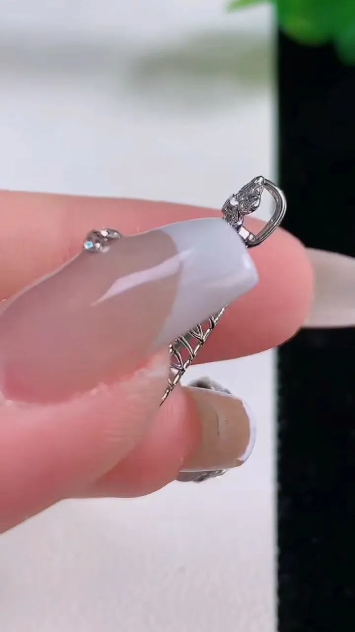 天然A货翡翠水滴吊坠，尺寸28-15-8.4，裸石17-12重量:5.50g
12月6日