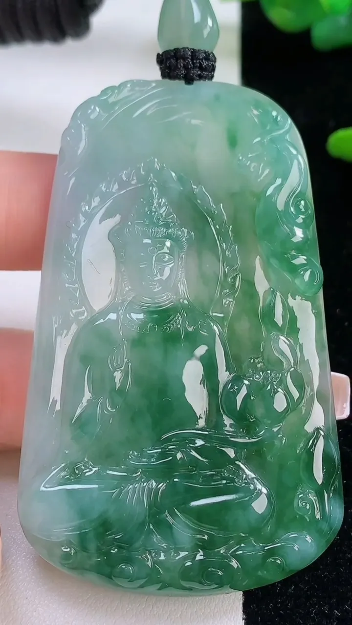 天然A货翡翠大势至菩萨吊坠，尺寸66.8-39.6-5.6，重量:32.98g
12月6日