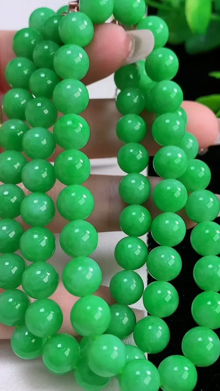 天然A货翡翠圆珠项链，尺寸8.1-72颗，重量:63.67g12月6日
工厂直销收藏佳品,种好水足，