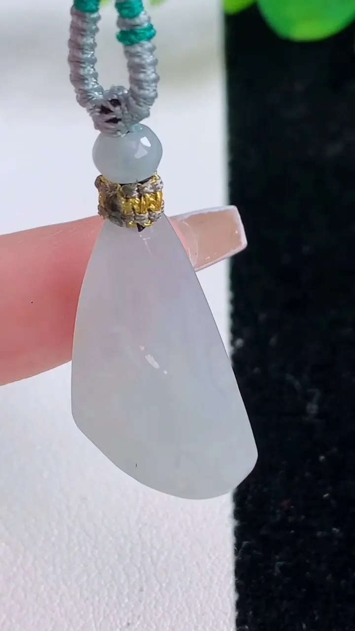 天然A货翡翠原石吊坠，尺寸24.7-17-6.5，重量:5.43g
12月6日