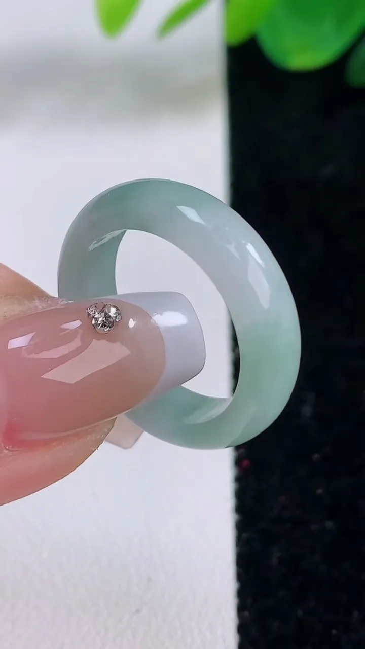 天然A货翡翠飘花指环戒指，尺寸18-5.7-2.9，重量:3.72g2025年12月6日
工厂直销收藏佳品,种好水足，色泽均匀，有种有色，上手高大气！