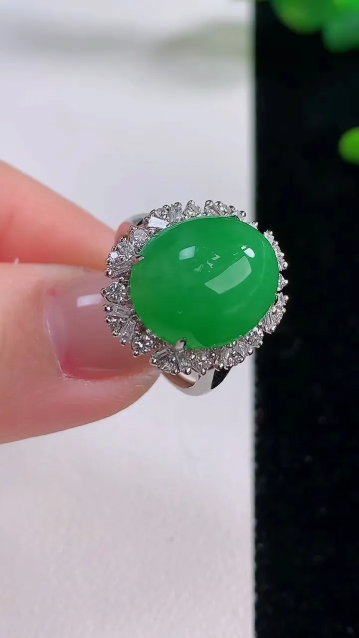天然A货翡翠蛋面戒指，尺寸17-13.8-11.4-9.7，重量:4.51g2025年12月6日
工厂直销收藏佳品,种好水足，色泽均匀，有种有色，上手高大气！