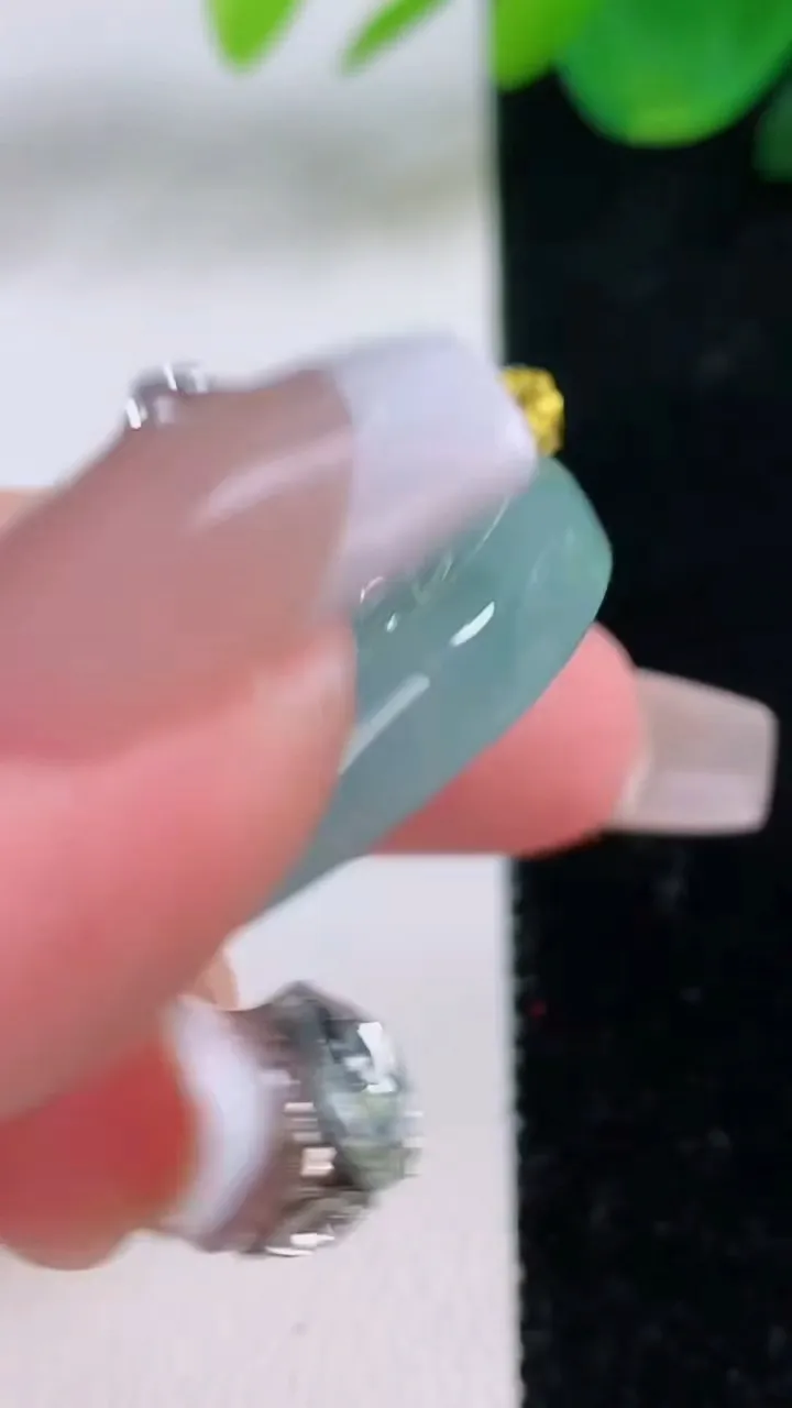 天然A货翡翠生肖兔吊坠，尺寸36-33.5-5.9，重量:13.90g
12月6日