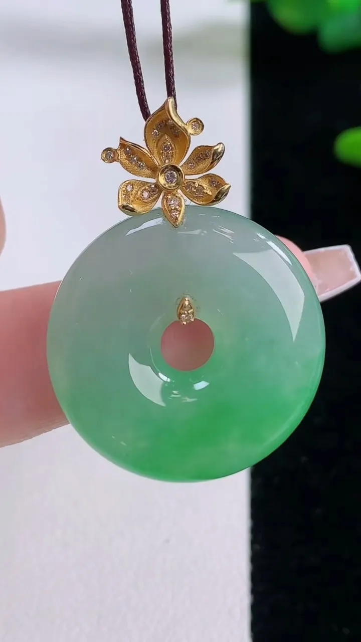 天然A货翡翠平安扣吊坠，尺寸25.3-5.9，重量:8.80g
12月6日