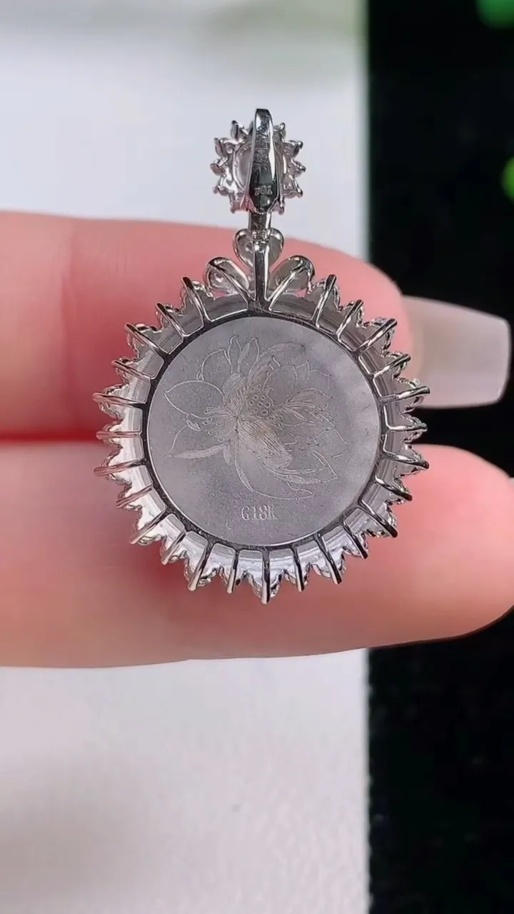 天然A货翡翠平安扣吊坠，尺寸30-20.8-8.7，裸石16重量:5.07g
12月6日