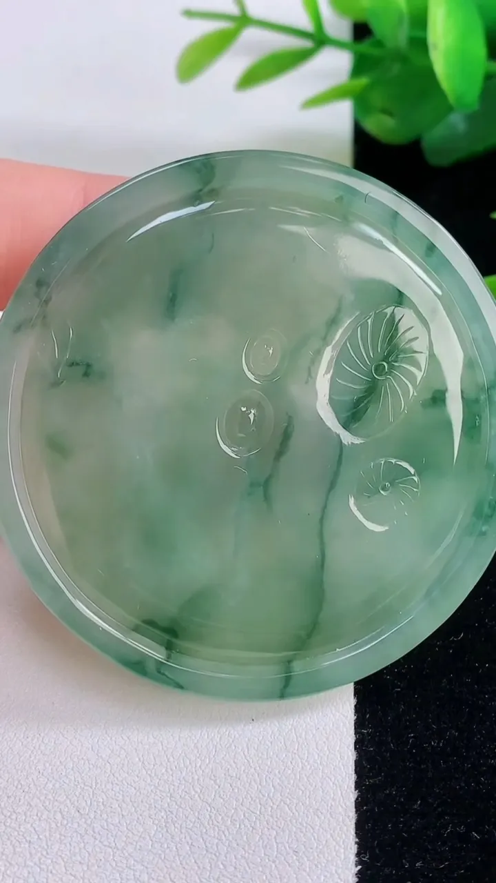 天然A货翡翠冰种飘花观音菩萨吊坠，尺寸56.6-6.7，重量:44.55g
12月6日