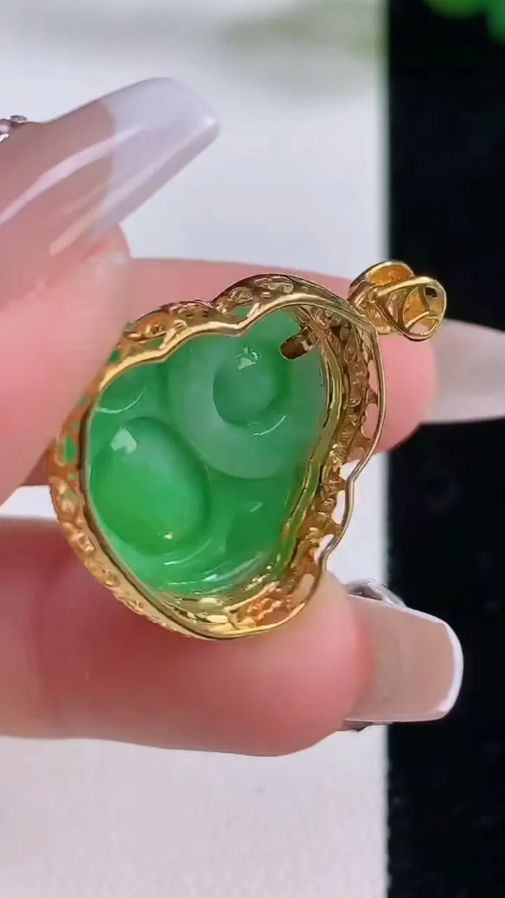 天然A货翡翠佛公吊坠，尺寸27.8-23-10.2，裸石19-10.2重量:5.49g
12月6日