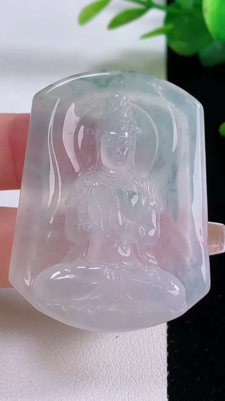 天然A货翡翠冰种飘花观音菩萨吊坠，尺寸50-37.6-5，重量:19.66g
12月6日