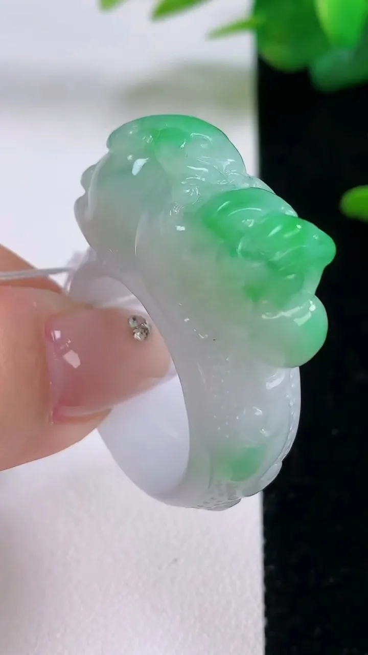 天然A货翡翠貔貅指环扳指，尺寸22.6-31-12.2-13.6，重量:21.46g2025年12月6日
工厂直销收藏佳品,种好水足，色泽均匀，有种有色，上手高大气！