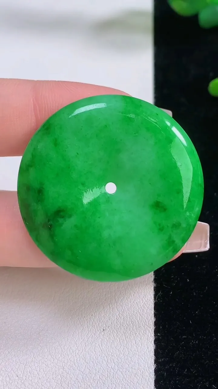 天然A货翡翠平安扣吊坠，尺寸37-5.4，重量:15.89g
12月6日