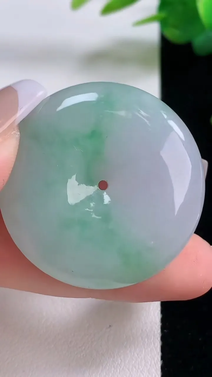 天然A货翡翠平安扣吊坠，尺寸36.6-8.6，重量:26.64g
12月6日