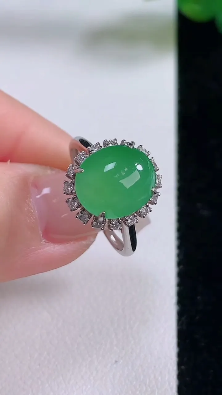 天然A货翡翠蛋面戒指，尺寸18-10.8-9.2-8.3，重量:2.95g2025年12月6日
工厂直销收藏佳品,种好水足，色泽均匀，有种有色，上手高大气！