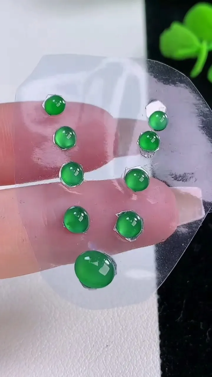 天然A货翡翠蛋面镶嵌件一手，尺寸7.6-3.5，重:0.81g
12月6日