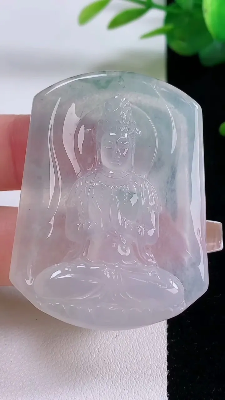 天然A货翡翠冰种飘花观音菩萨吊坠，尺寸50-37.6-5，重量:19.66g
12月6日