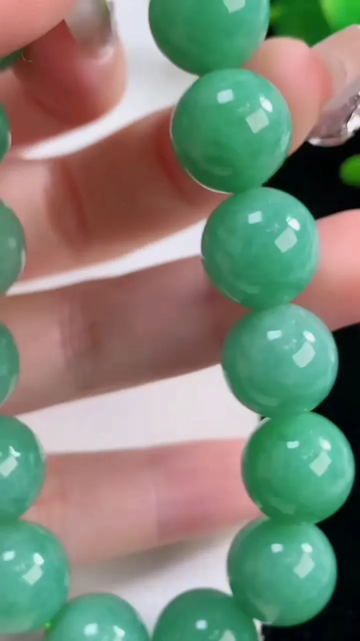 天然A货翡翠圆珠手串，尺寸14.7-16颗，重量:62.61g12月6日
工厂直销收藏佳品,种好水足，色泽均匀，有种有色，上手高大气！