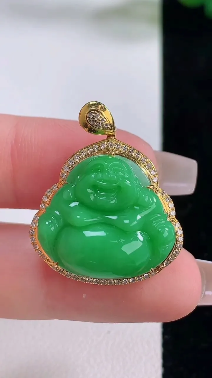 天然A货翡翠佛公吊坠，尺寸27.8-23-10.2，裸石19-10.2重量:5.49g
12月6日