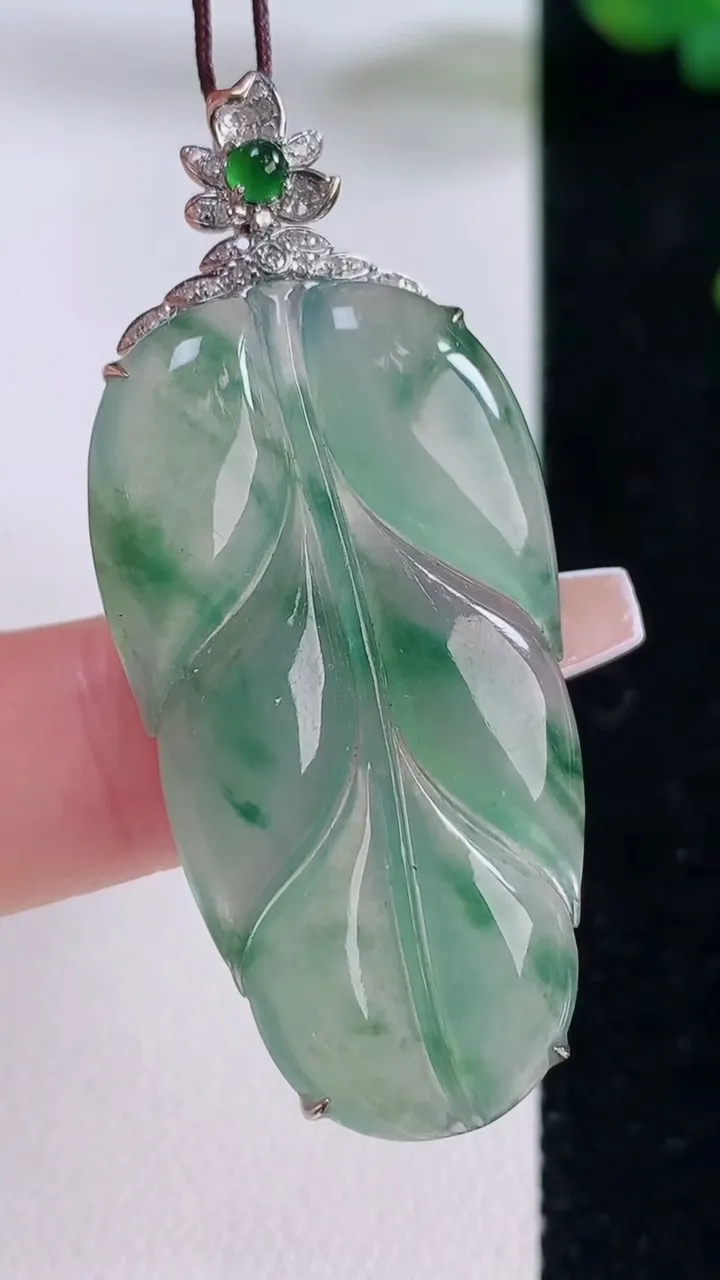 天然A货翡翠种飘花金枝玉叶 叶子吊坠，尺寸50.6-40-21.7-6.5，重量:8.39g
12月6日