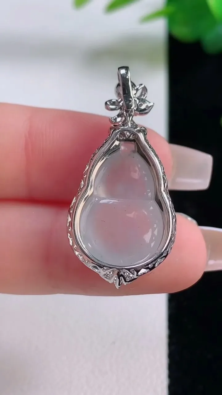 天然A货翡翠种白冰葫芦吊坠，尺寸33-15.5-9.2，裸石17.5-12.2重量:3.86g
12月6日