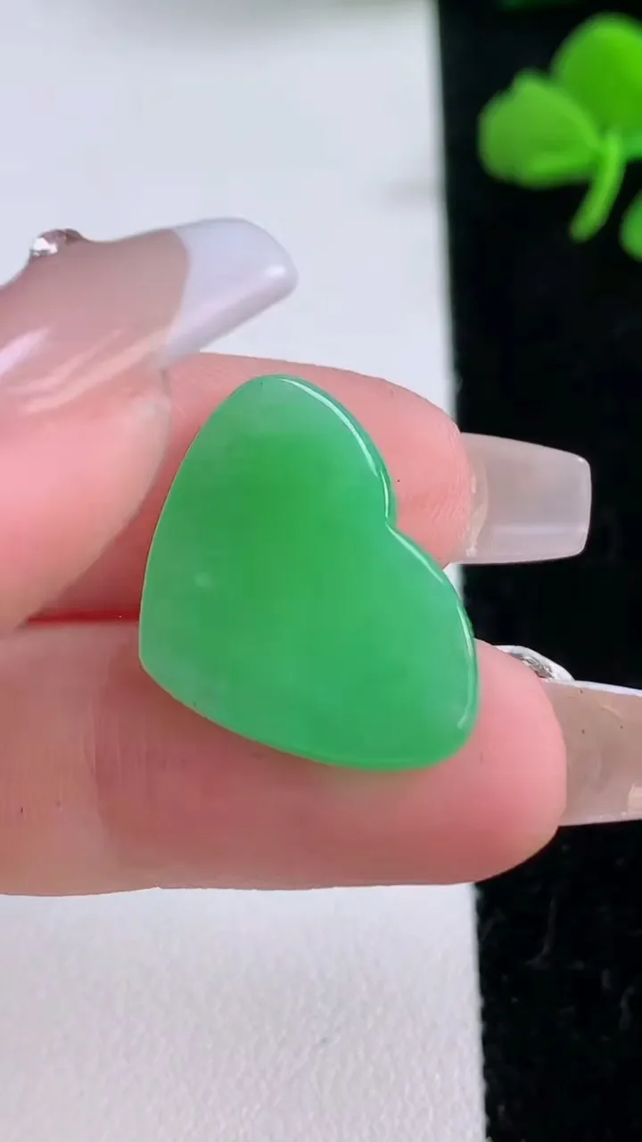 天然A货翡翠心形吊坠，尺寸23.7-15.9-2.4，重:2.25g
12月6日