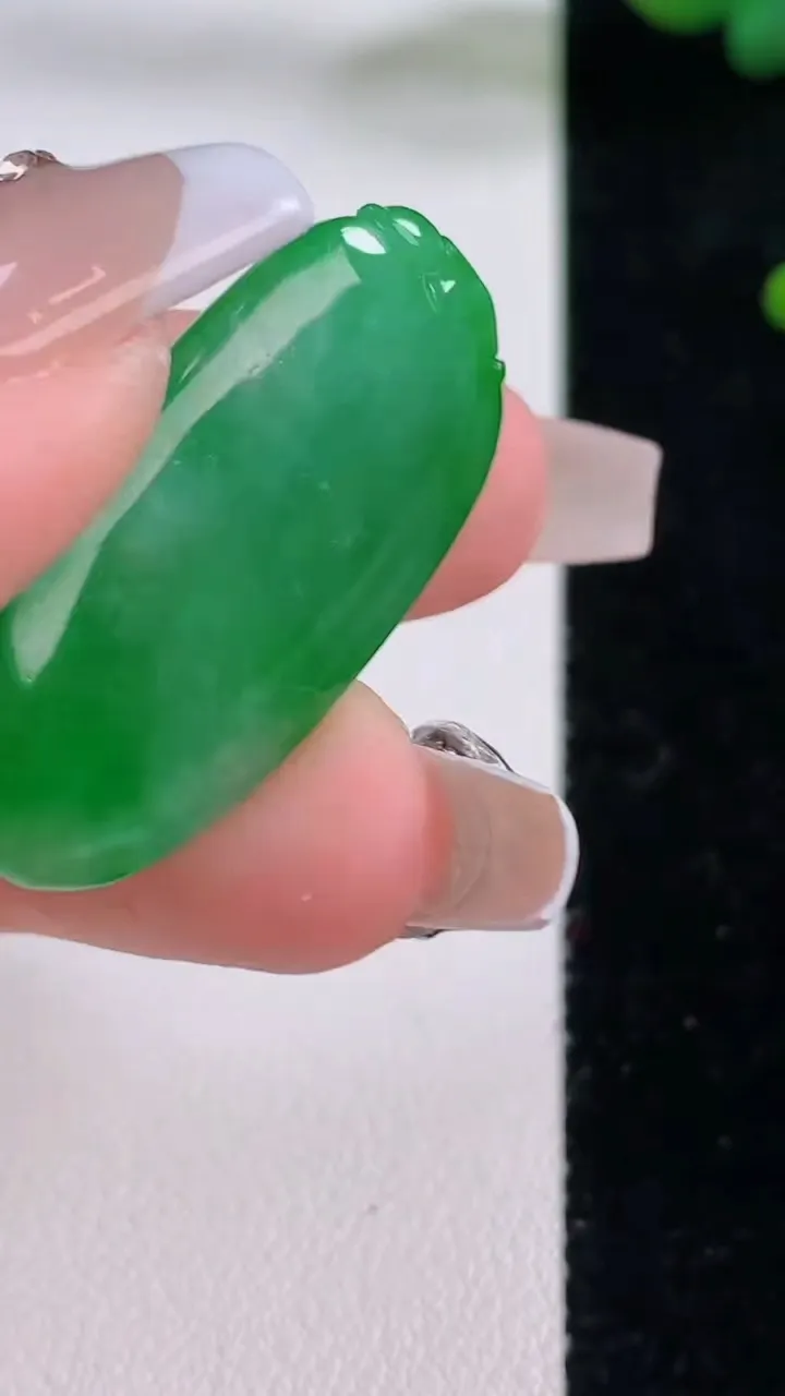 天然A货翡翠福瓜吊坠，尺寸33.6-16-5.4，重量:7.03g
12月6日