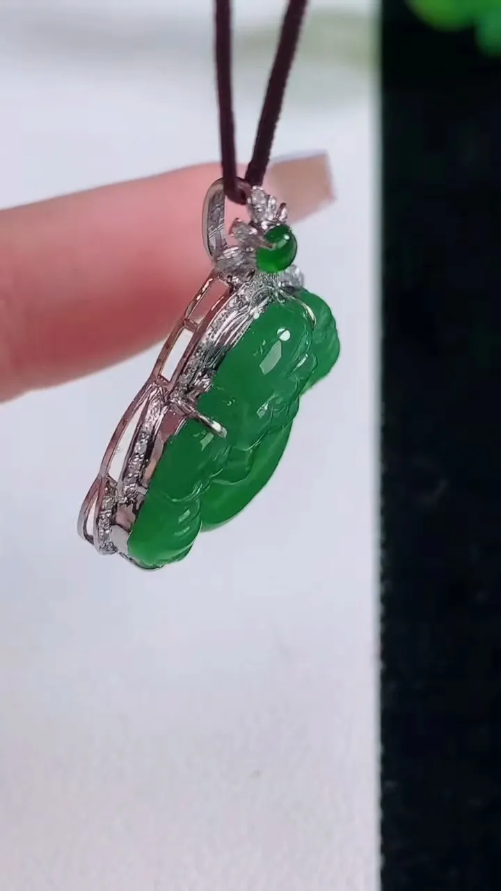 天然A货翡翠佛公吊坠，尺寸26.3-24.6-6.5，裸石17.4-22.8重量:5.09g
12月6日