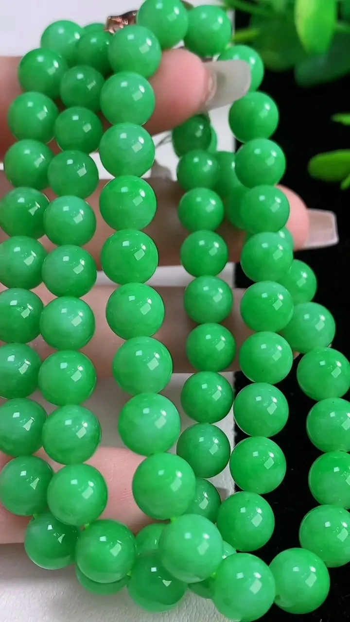 天然A货翡翠圆珠项链，尺寸8.1-72颗，重量:63.67g12月6日
工厂直销收藏佳品,种好水足，色泽均匀，有种有色，上手高大气！