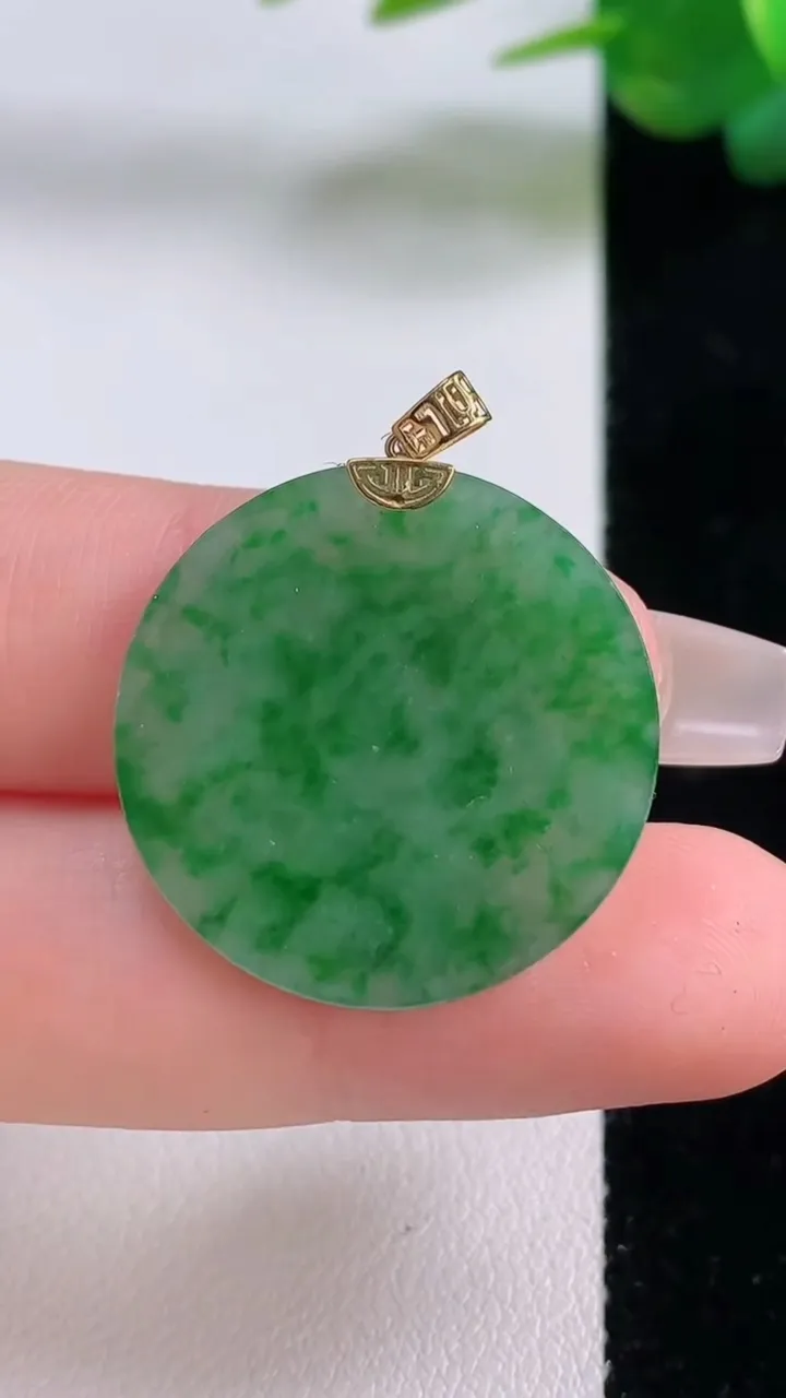 天然A货翡翠无事牌吊坠，尺寸24.4-2，重量:3.65g
12月6日
