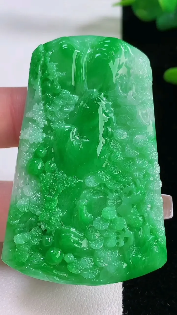 天然A货翡翠山水牌吊坠，尺寸61.2-38.6-5，重量:28.25g
12月6日