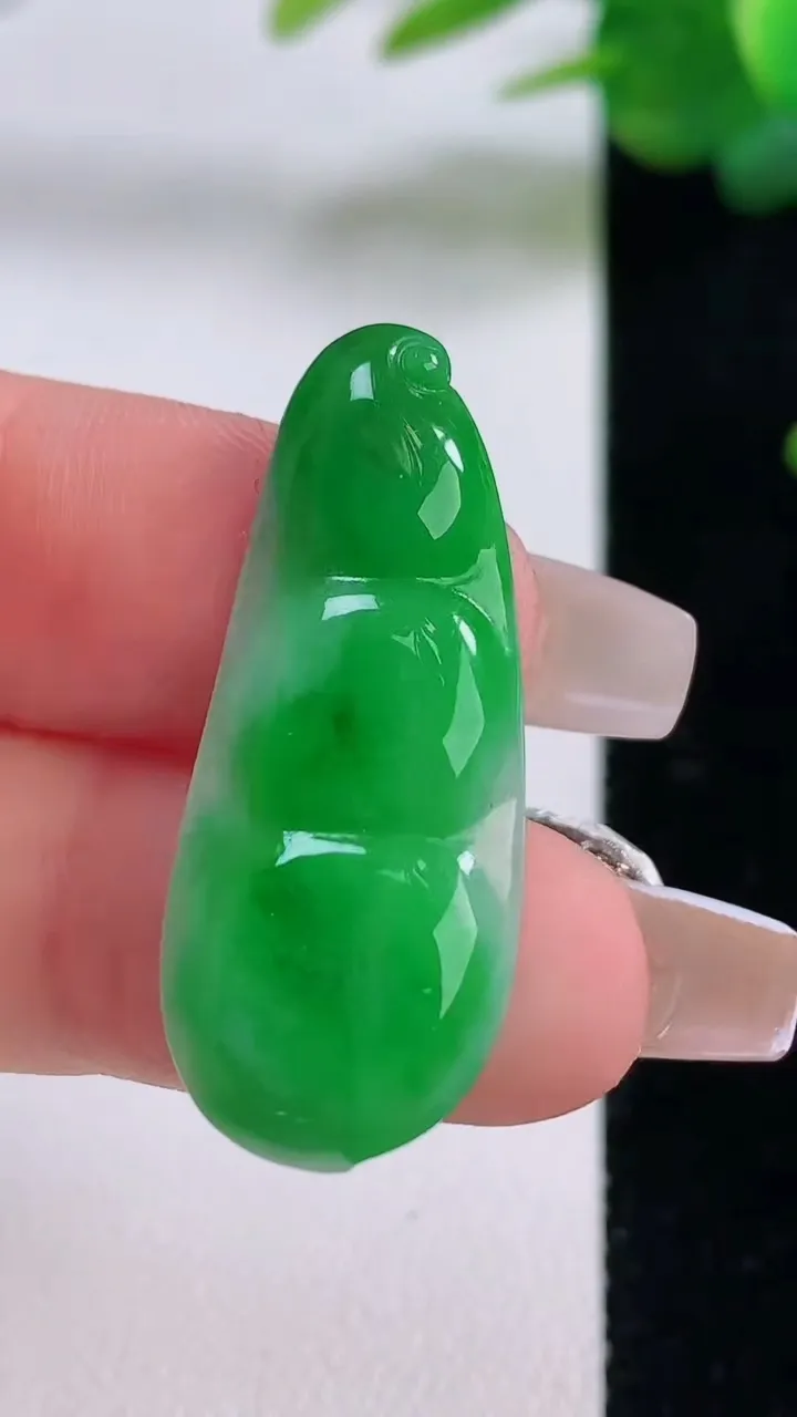 天然A货翡翠福豆吊坠，尺寸34-13.8-3.5，重量:3.37g
12月6日