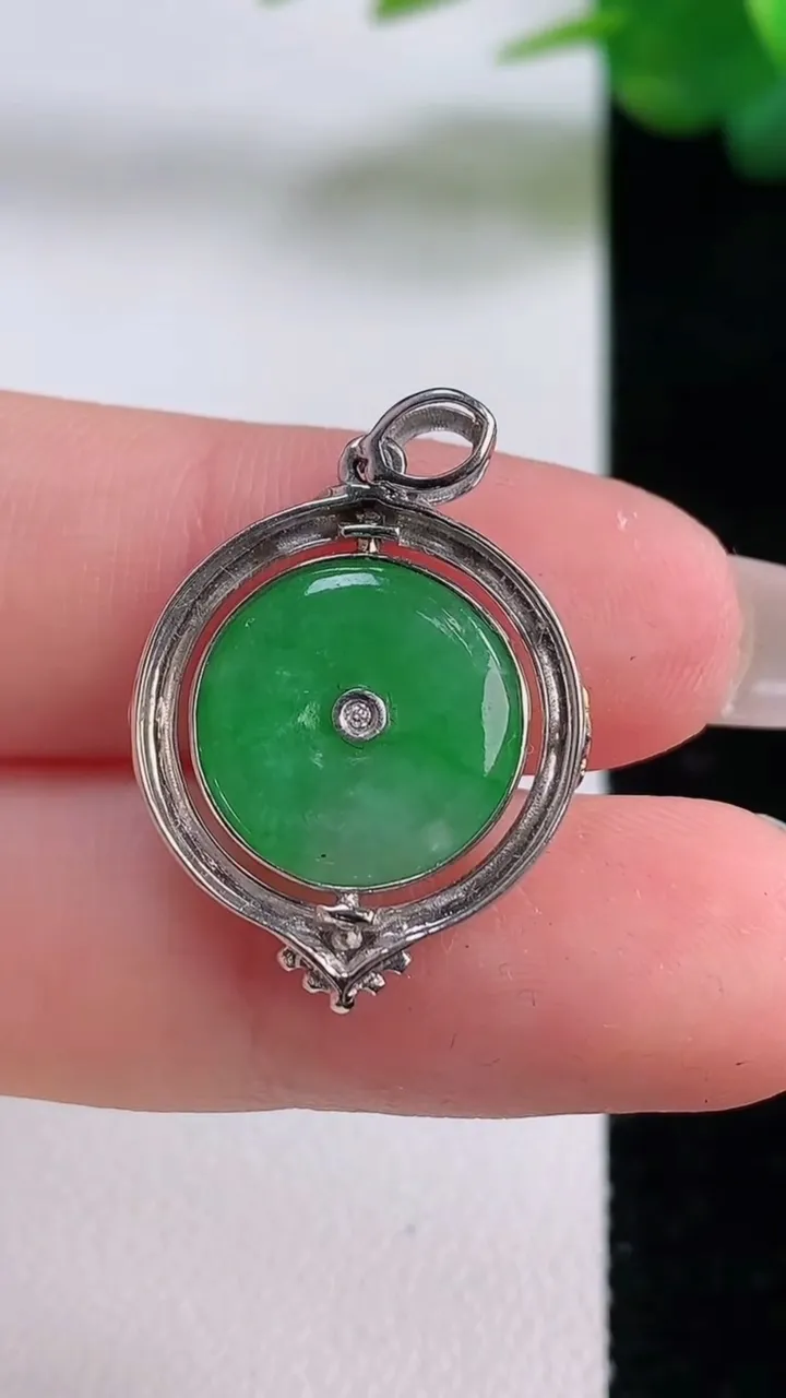 天然A货翡翠平安扣吊坠，尺寸18.5-2.7，重量:2.65g
12月6日