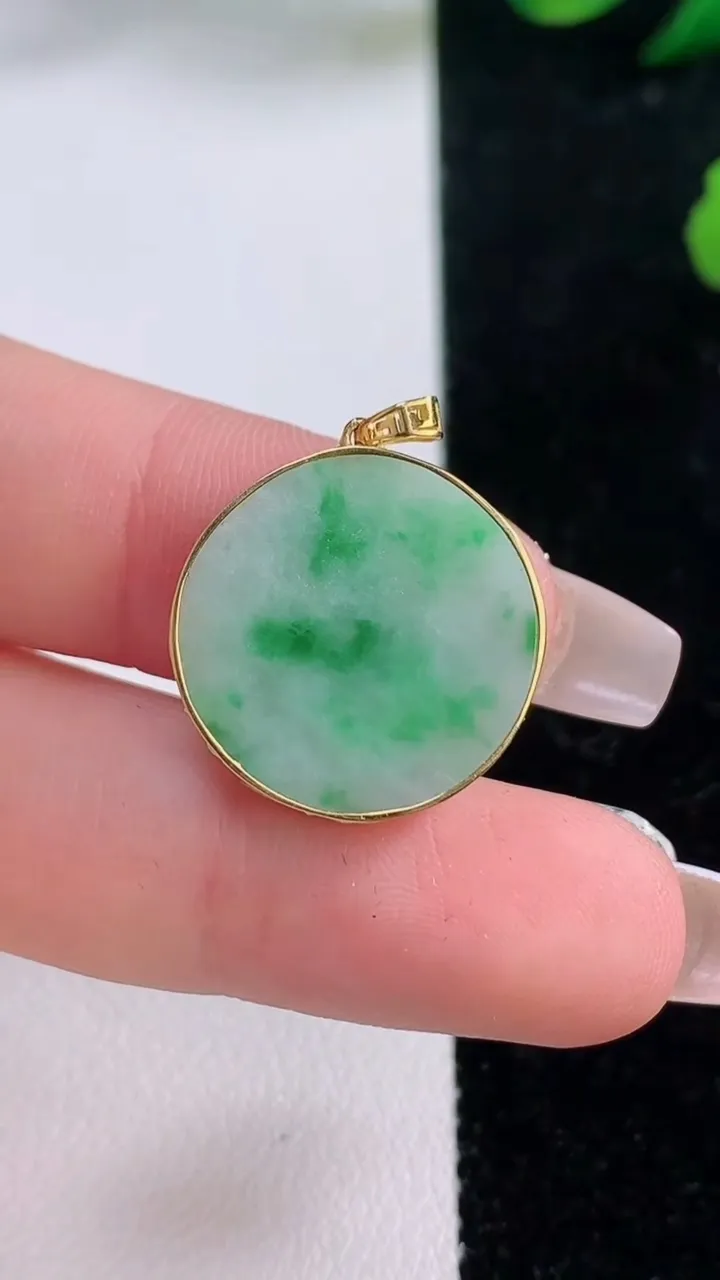 天然A货翡翠无事牌吊坠，尺寸18.6-3.3，重:2.85g
12月6日