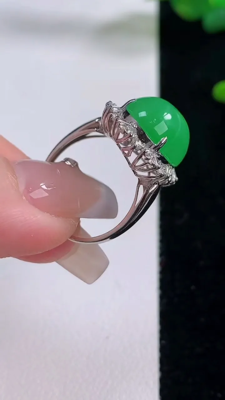 天然A货翡翠蛋面戒指，尺寸17-13.8-11.4-9.7，重量:4.51g2025年12月6日
工厂直销收藏佳品,种好水足，色泽均匀，有种有色，上手高大气！