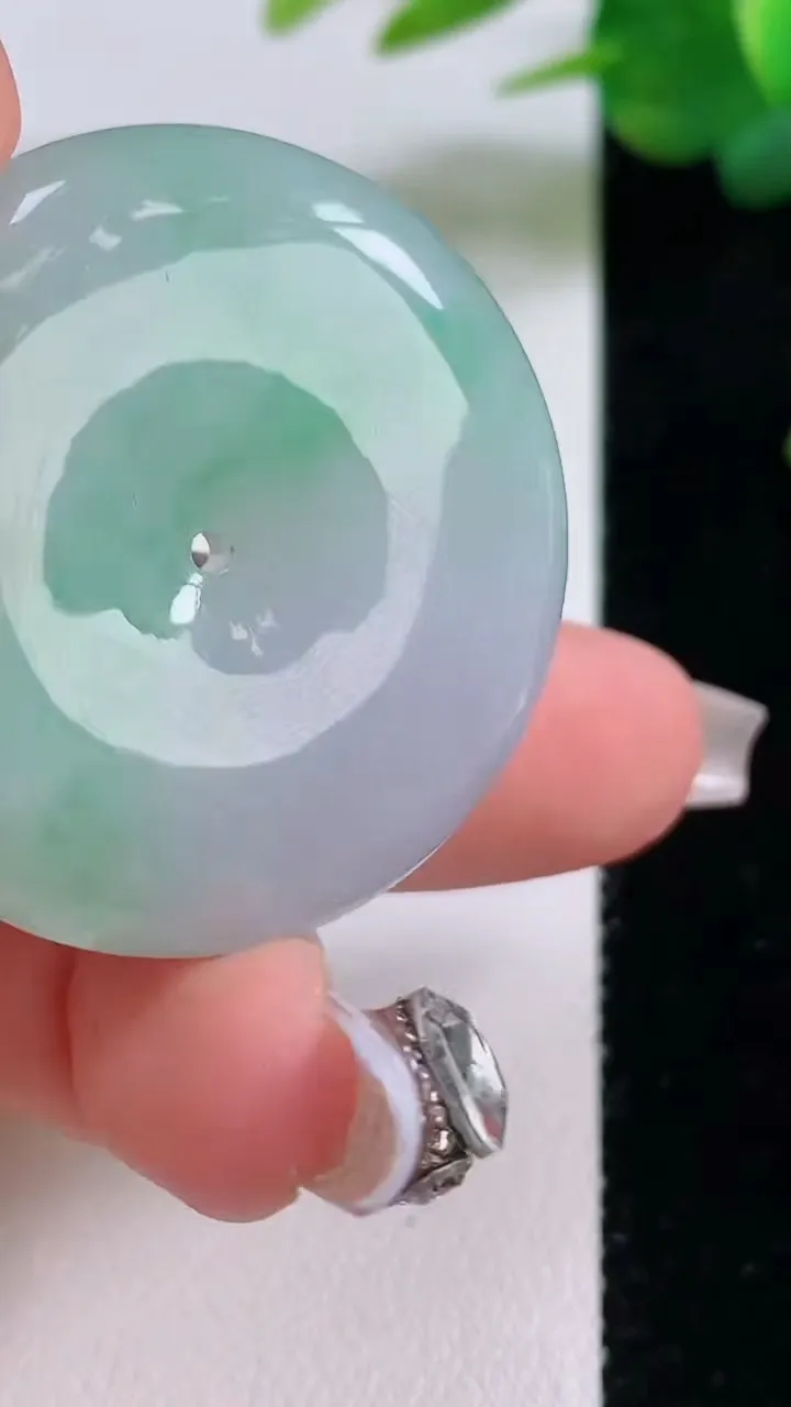 天然A货翡翠平安扣吊坠，尺寸36.6-8.6，重量:26.64g
12月6日