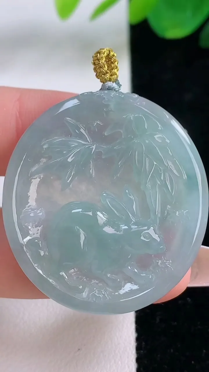 天然A货翡翠生肖兔吊坠，尺寸36-33.5-5.9，重量:13.90g
12月6日