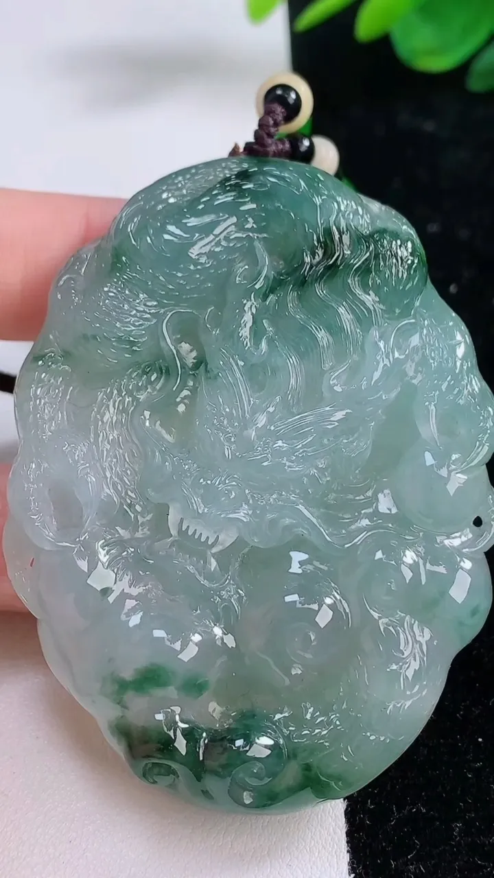 天然A货翡翠种飘花龙牌吊坠，尺寸67.5-50.8-12.2，重:75.65g
12月6日