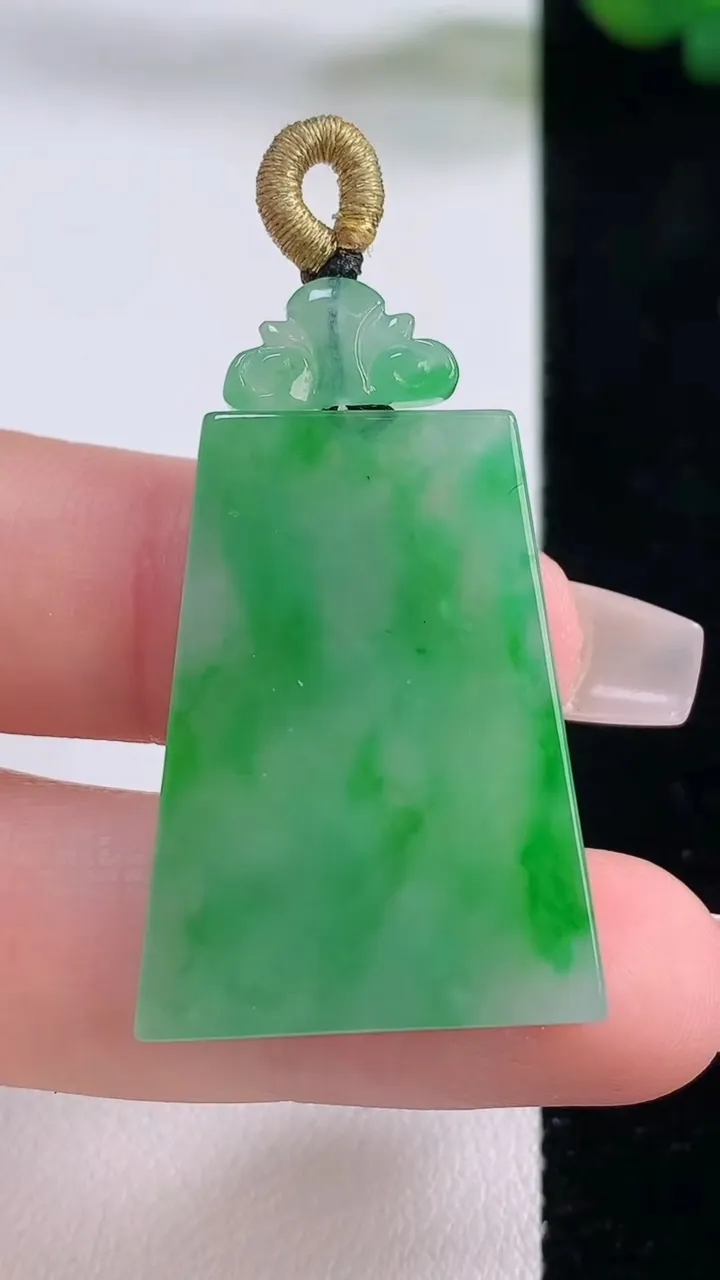 天然A货翡翠无事牌吊坠，尺寸30.7-23-2.7，重量:6.29g
12月6日
