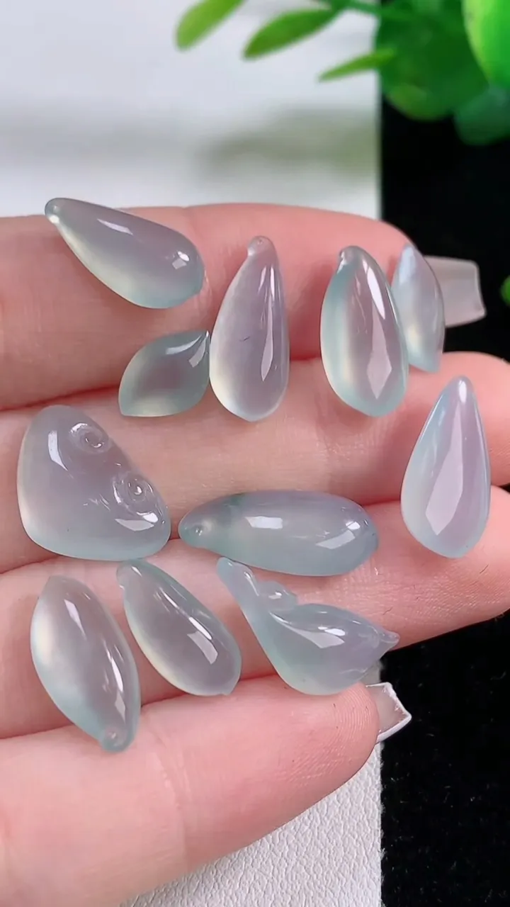 天然A货翡翠冰种飘花福瓜镶嵌件一手，尺寸16-7-4，重量:9.16g
12月6日