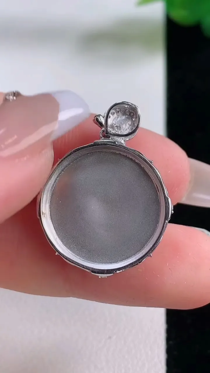 天然A货翡翠无事牌吊坠，尺寸27-20.2-4.8，裸石17.3重量:4.09g
12月6日