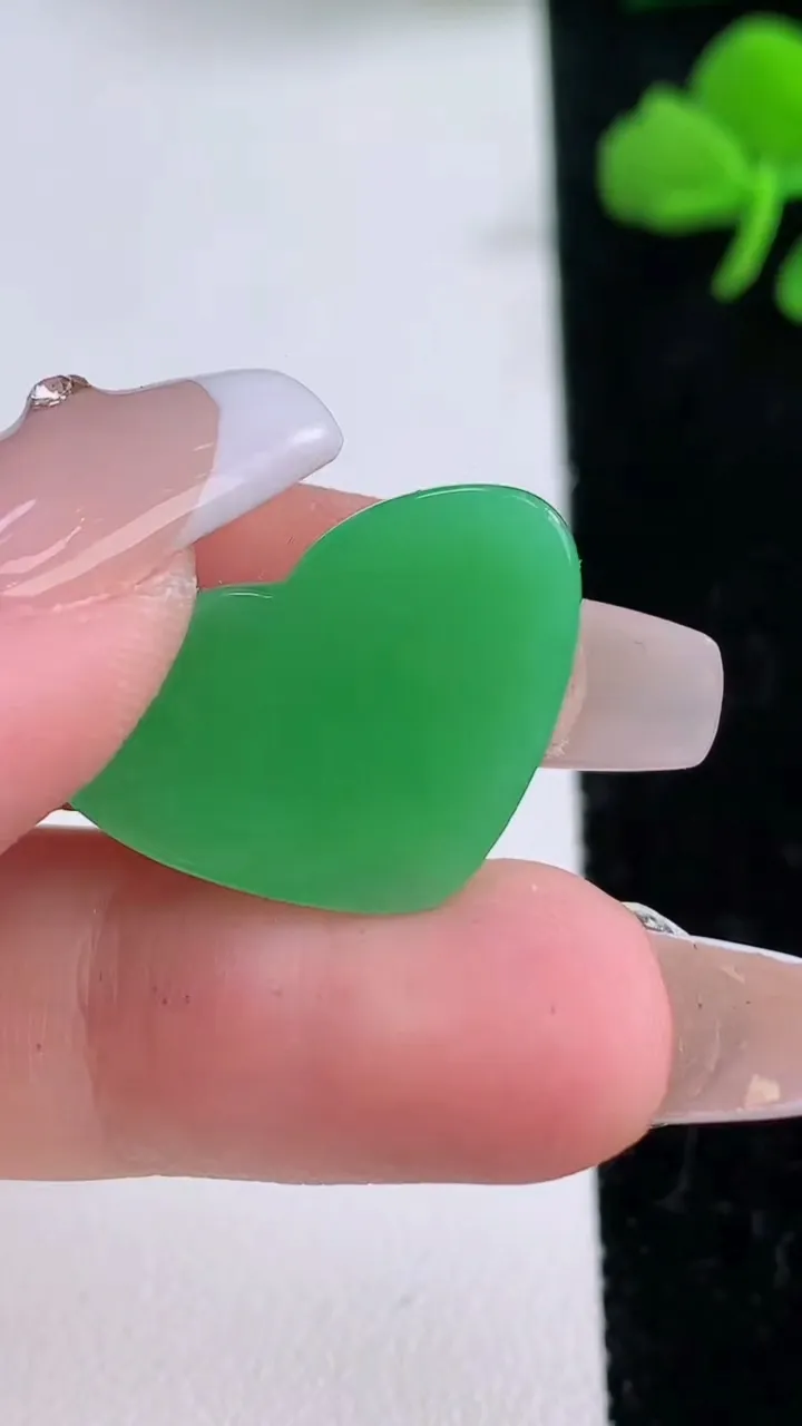 天然A货翡翠心形吊坠，尺寸23.7-15.9-2.4，重:2.25g
12月6日