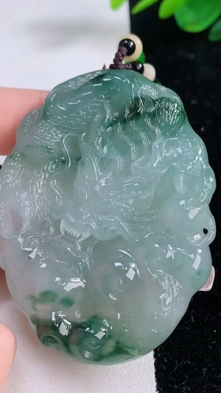 天然A货翡翠种飘花龙牌吊坠，尺寸67.5-50.8-12.2，重:75.65g
12月6日