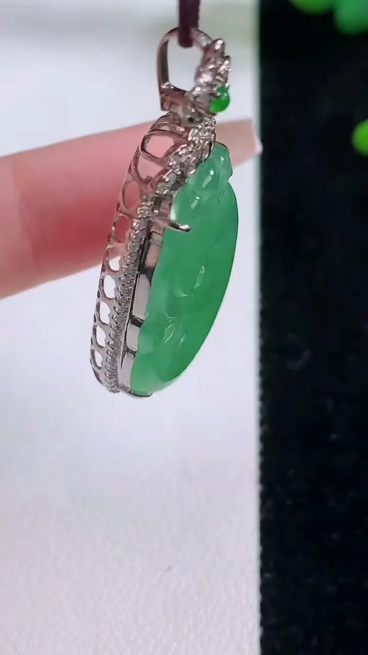 天然A货翡翠如意吊坠，尺寸41-19.4-7.7，裸石28-17.2重量:7.06g
12月6日