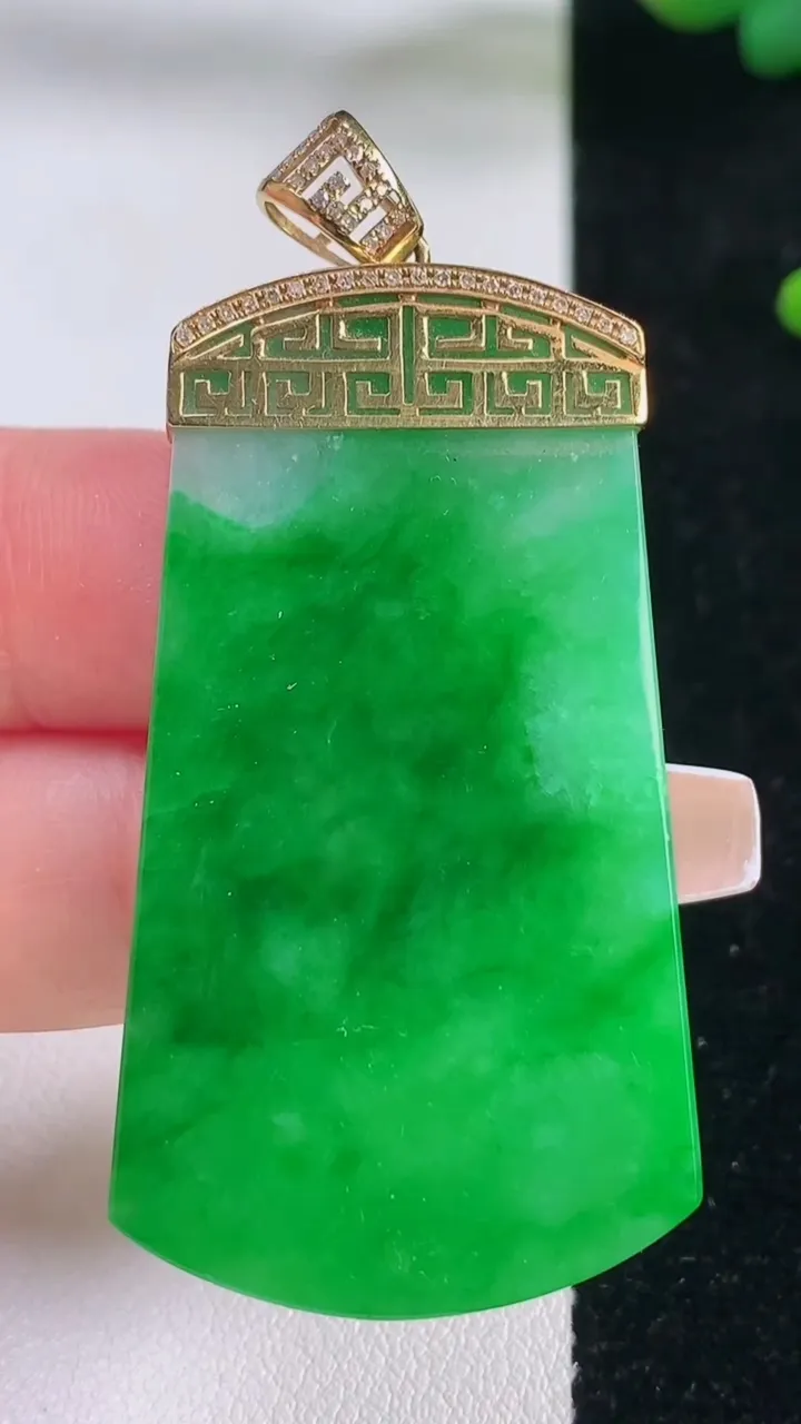 天然A货翡翠无事牌吊坠，尺寸48-26.8-3.6，重量:16.12g
12月6日