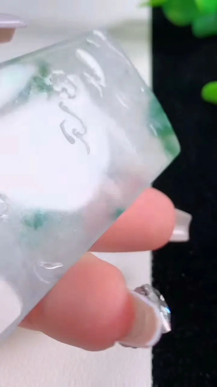 天然A货翡翠种飘花山水牌吊坠，尺寸62.8-36-5.8，重量:38.31g
12月6日