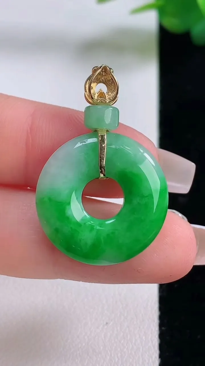 天然A货翡翠平安环吊坠，尺寸21.8-3.8，重量:4.72g
12月6日