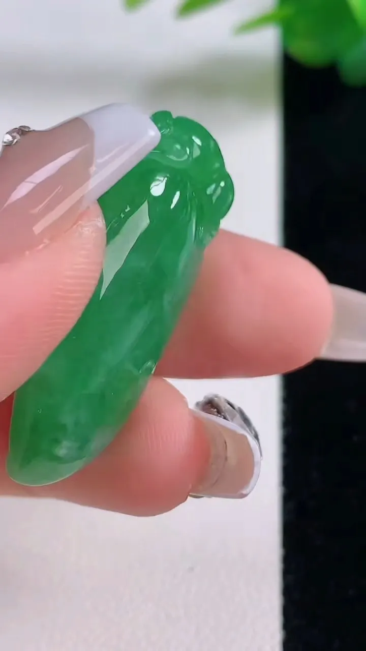 天然A货翡翠福瓜吊坠，尺寸36-15.6-10，重量:9.75g
12月6日