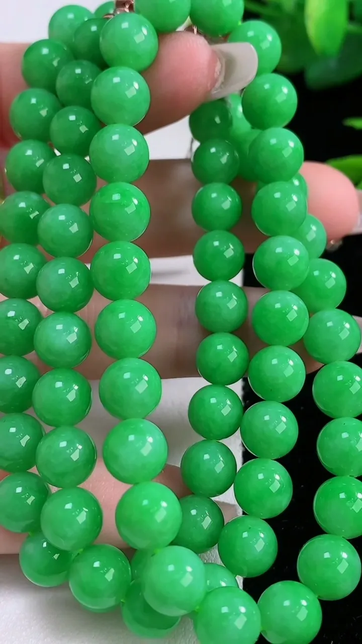 天然A货翡翠圆珠项链，尺寸8.1-72颗，重量:63.67g12月6日
工厂直销收藏佳品,种好水足，色泽均匀，有种有色，上手高大气！