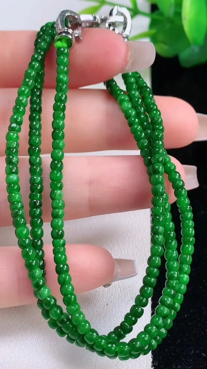 天然A货翡翠算盘珠项链，尺寸2.7-1.2-247颗，重量:10.48g12月6日
工厂直销收藏佳品,种好水足，色泽均匀，有种有色，上手高大气！