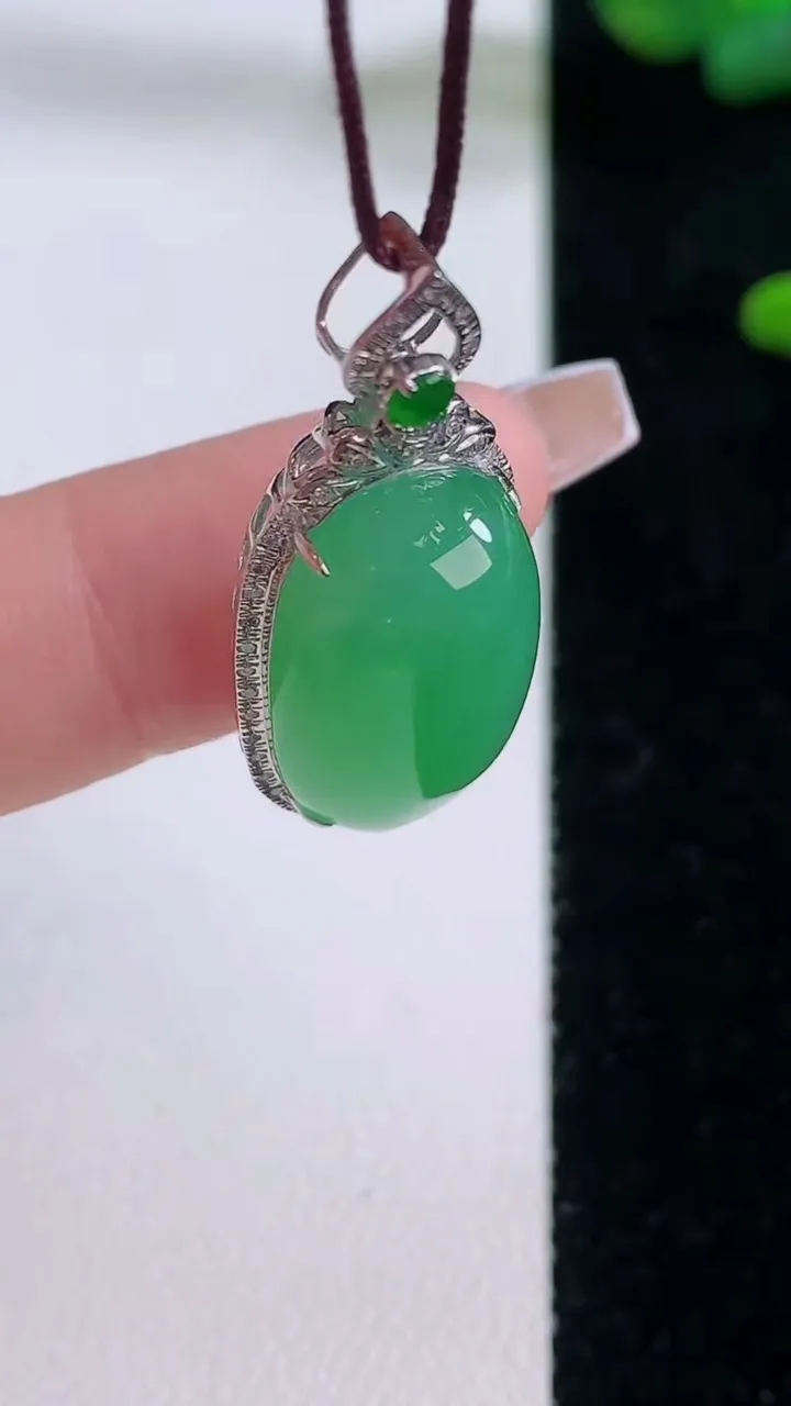 天然A货翡翠蛋面吊坠，尺寸32-12.3-9，裸石20.8-11重量:4.31g
12月6日