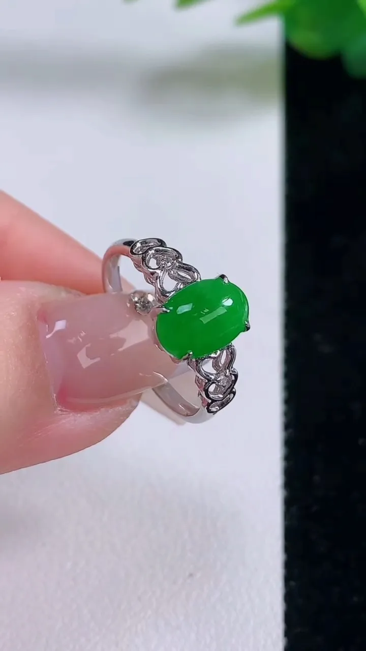 天然A货翡翠蛋面戒指，尺寸17.6-8.8-6-5.2，重量:2.27g2025年12月6日
工厂直销收藏佳品,种好水足，色泽均匀，有种有色，上手高大气！